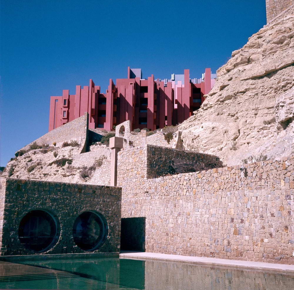 Многоквартирный дом «Красная стена» (La Muralla Roja) в Испании