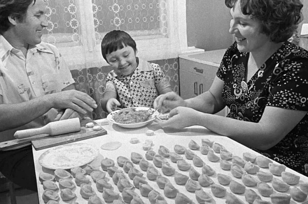 Советская семья лепит традиционные русские пельмени