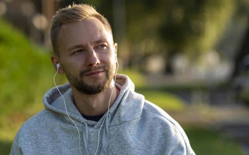 Обычный молодой человек нормис в casual одежде смотрит в камеру спокойно