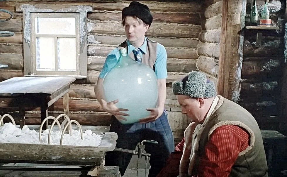 Бутылка с мутным самогоном-первачом рядом с традиционными закусками