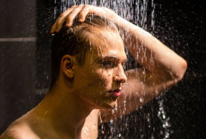 Парень под струями душа