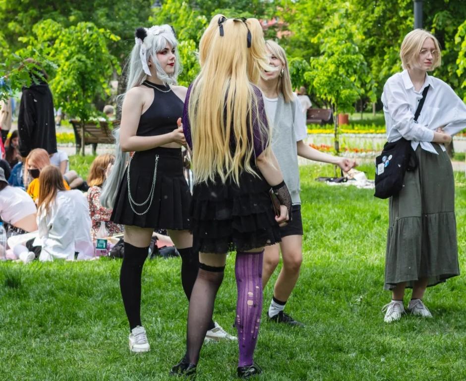 Группа альтернативных девушек-альтушек в готическом и аниме-стиле с яркими волосами и необычной одеждой на улице