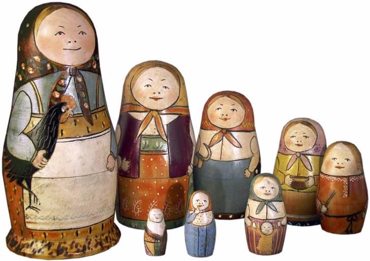 Первая матрёшка из восьми фигурок: крестьянка с петухом, созданная Малютиным и Звёздочкиным