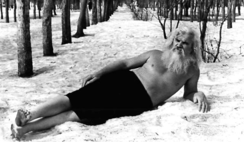 Порфирий Иванов лежит зимой в шортах на снегу