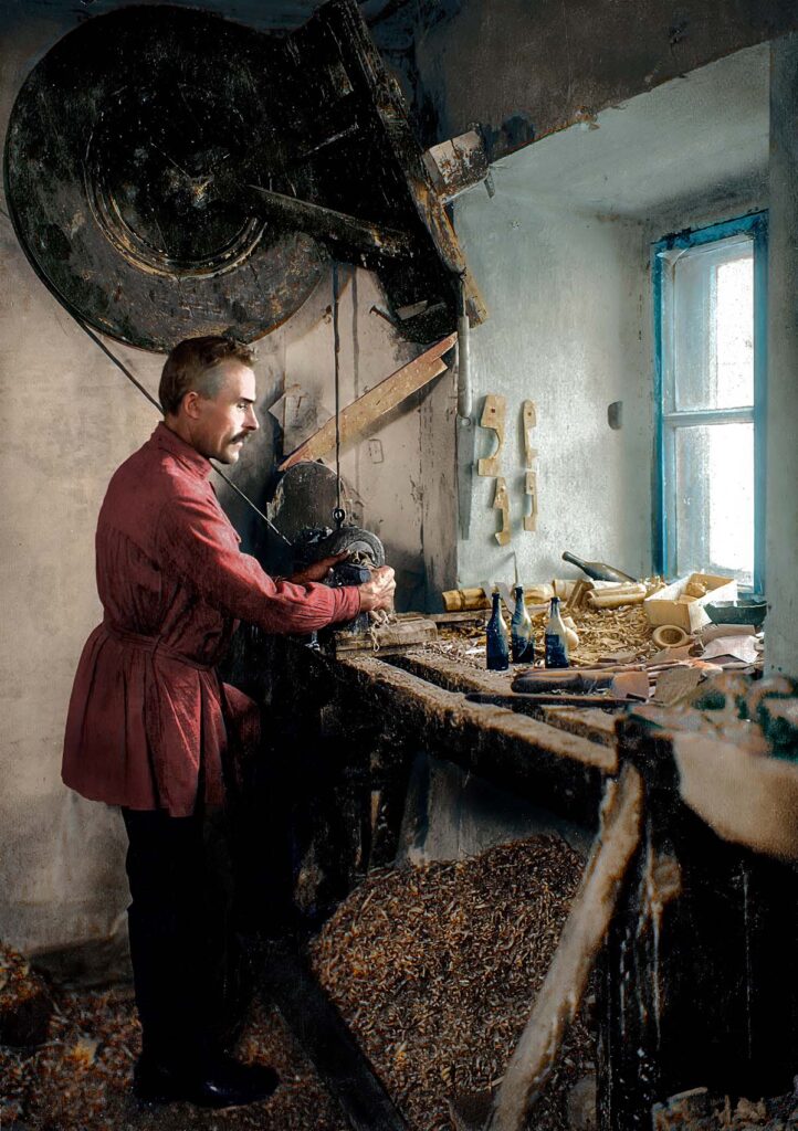 Токарь Василий Звёздочкин за работой в мастерской