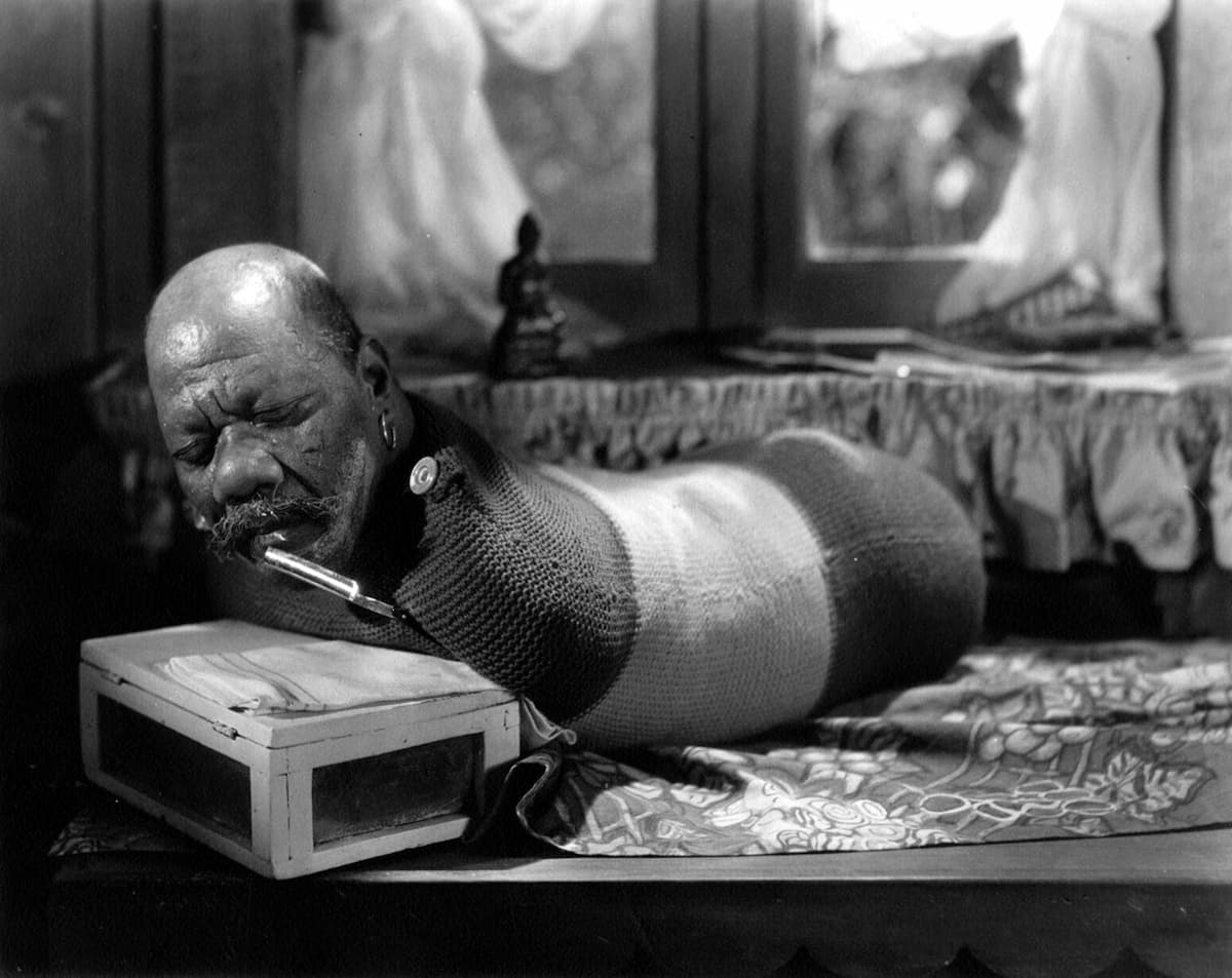 Принц Рандиан или «Человек-гусеница»- успешный цирковой артист без рук, ног и имени