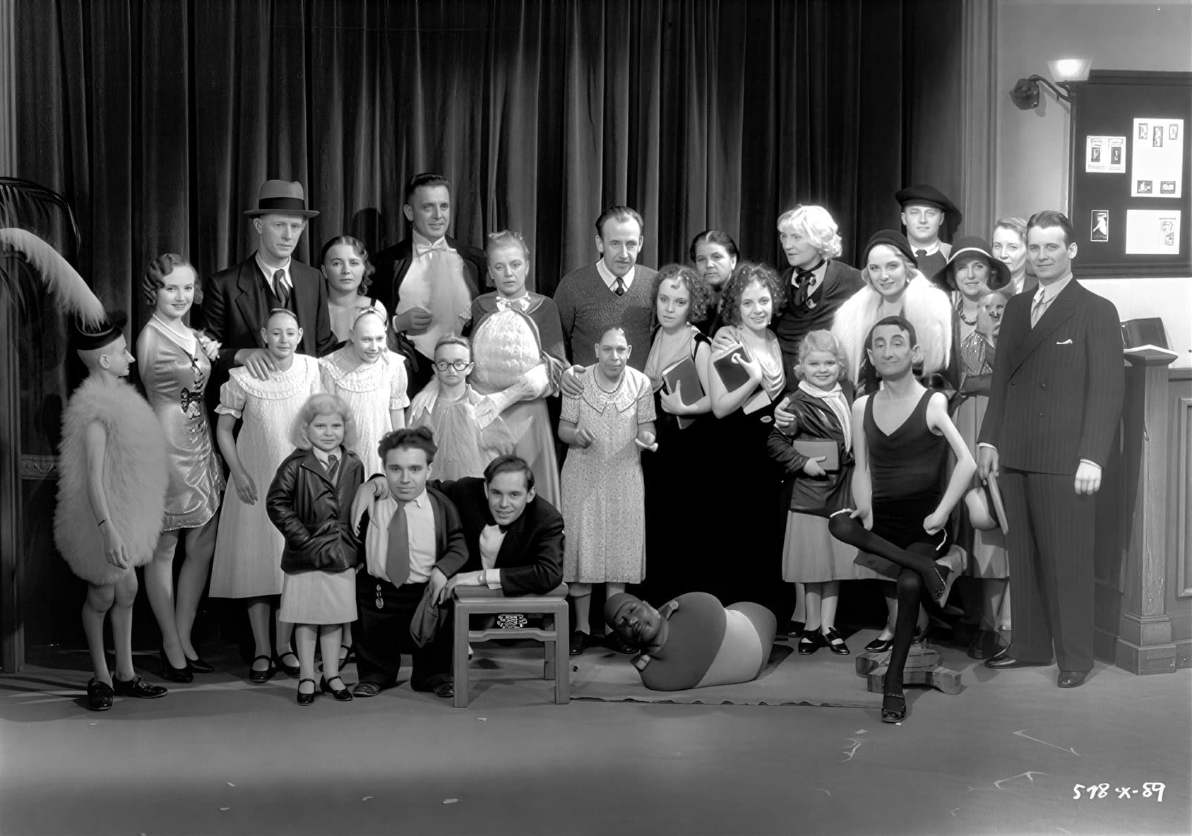 Труппа цирка Барнума, 1910-е годы. Принц Рандиан внизу в центре