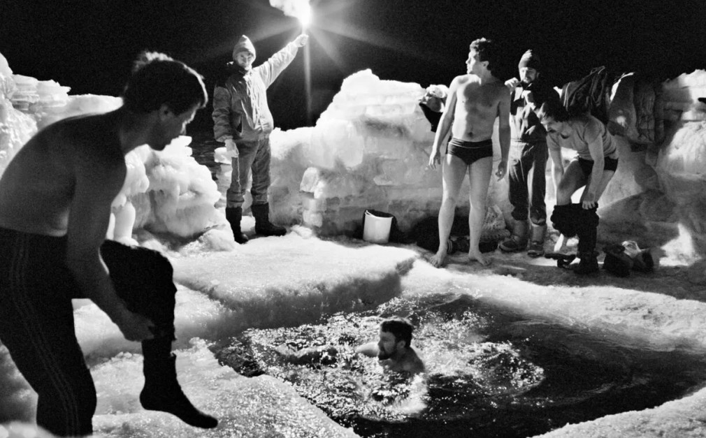 Люди у проруби зимнее купание закаливание