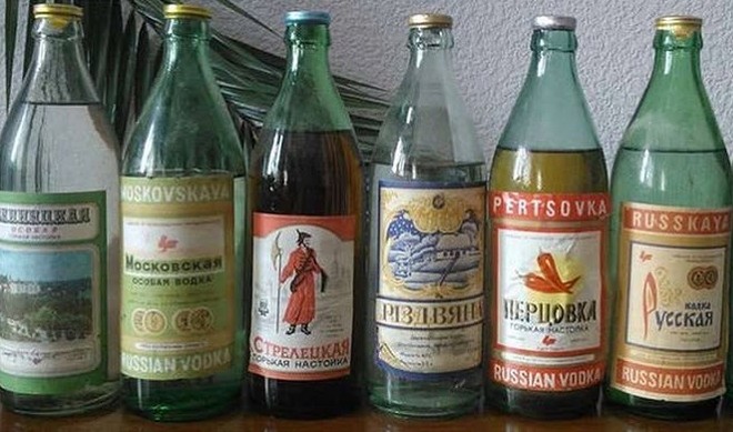 Этикетка дешевой советской водки с надписью, вызывающей ассоциацию с сучком