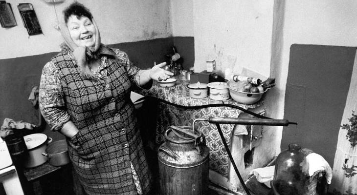 Домашний самогонный аппарат в процессе перегонки на кухне