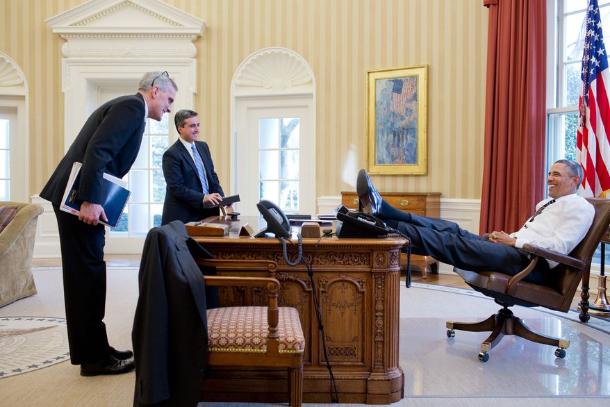 Барак Обама за столом Резолют (Resolute Desk)