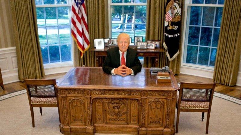 Стол Резолют (Resolute Desk) в Овальном кабинете Белого дома