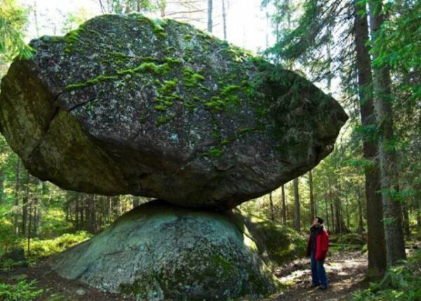 Куммакиви: Почему этот 500-тонный валун не падает с маленькой скалы
