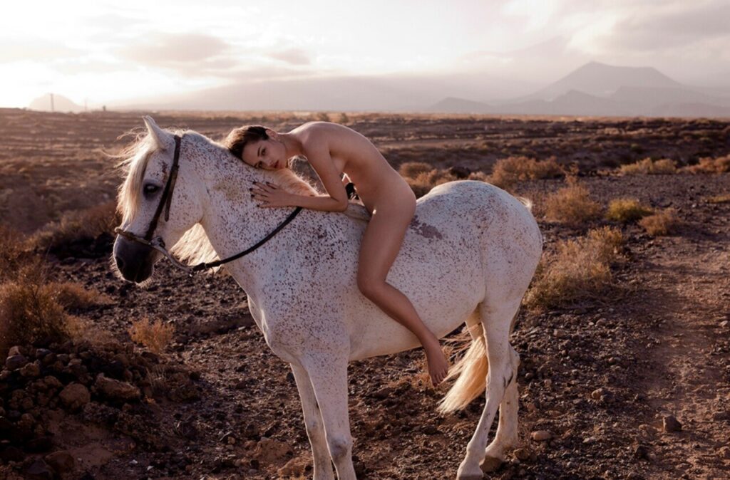 Обнаженная модель верхом на лошади. фотограф Соня Шостак (Sonia Szóstak)