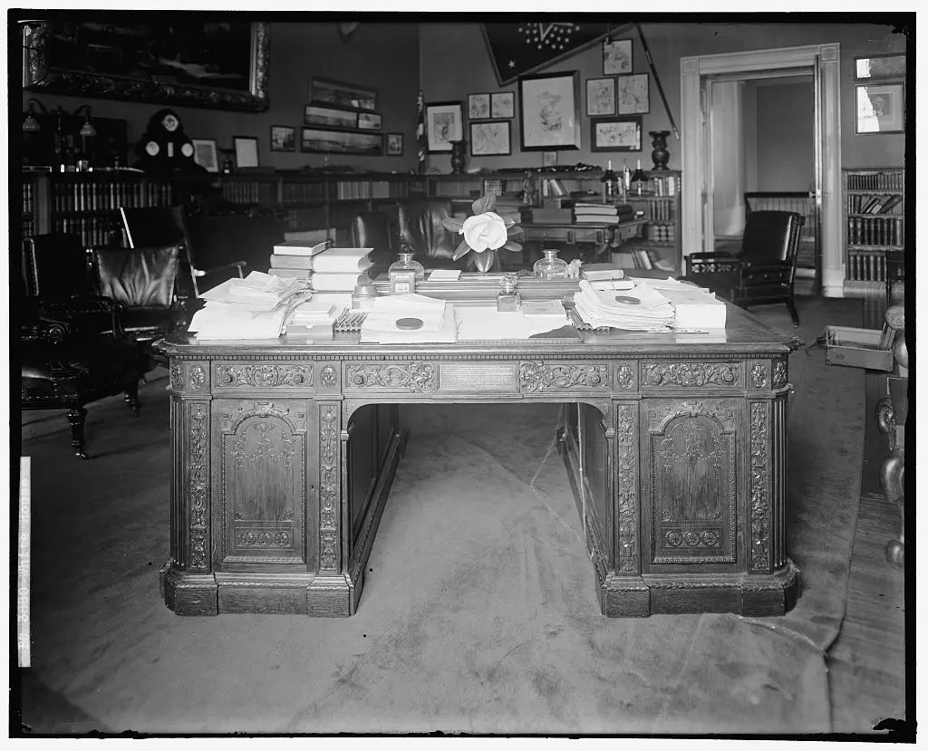 Исторический стол Резолют (Resolute Desk) в Белом доме