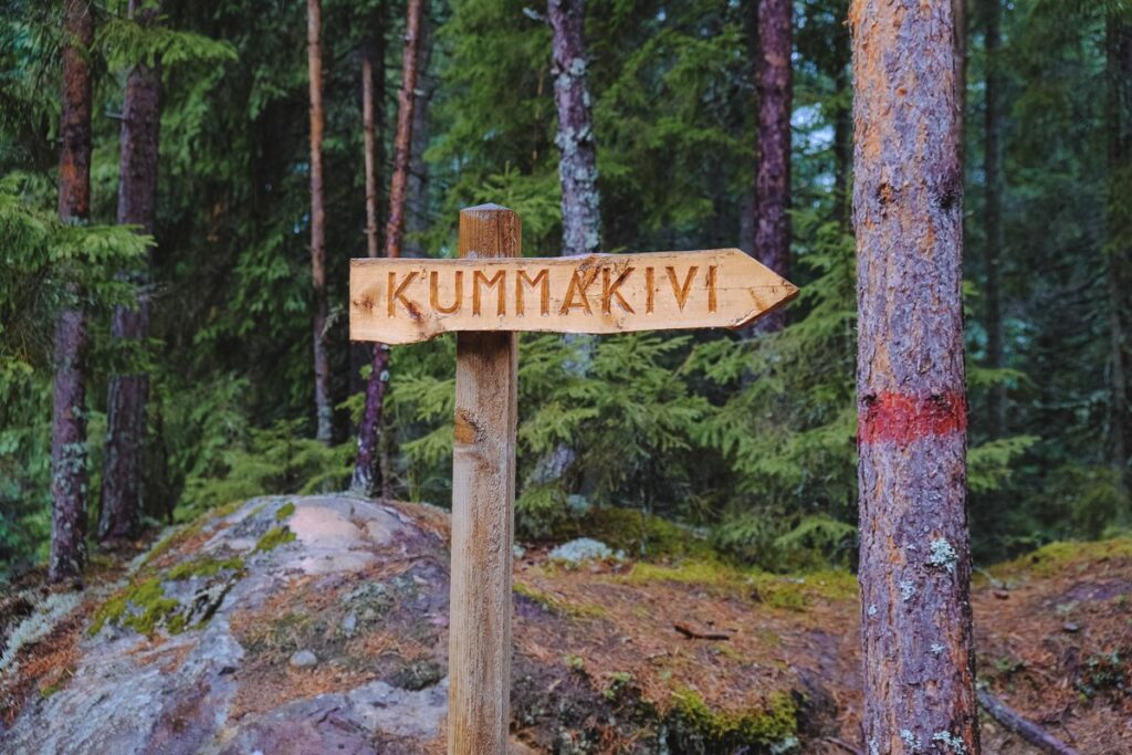 Указатель к природной достопримечательности Куммакиви в Финляндии