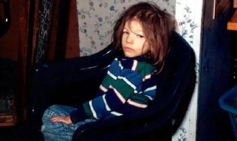 Лорен Кавано в день спасения полицией в июне 2001 года — крайне истощённая девочка