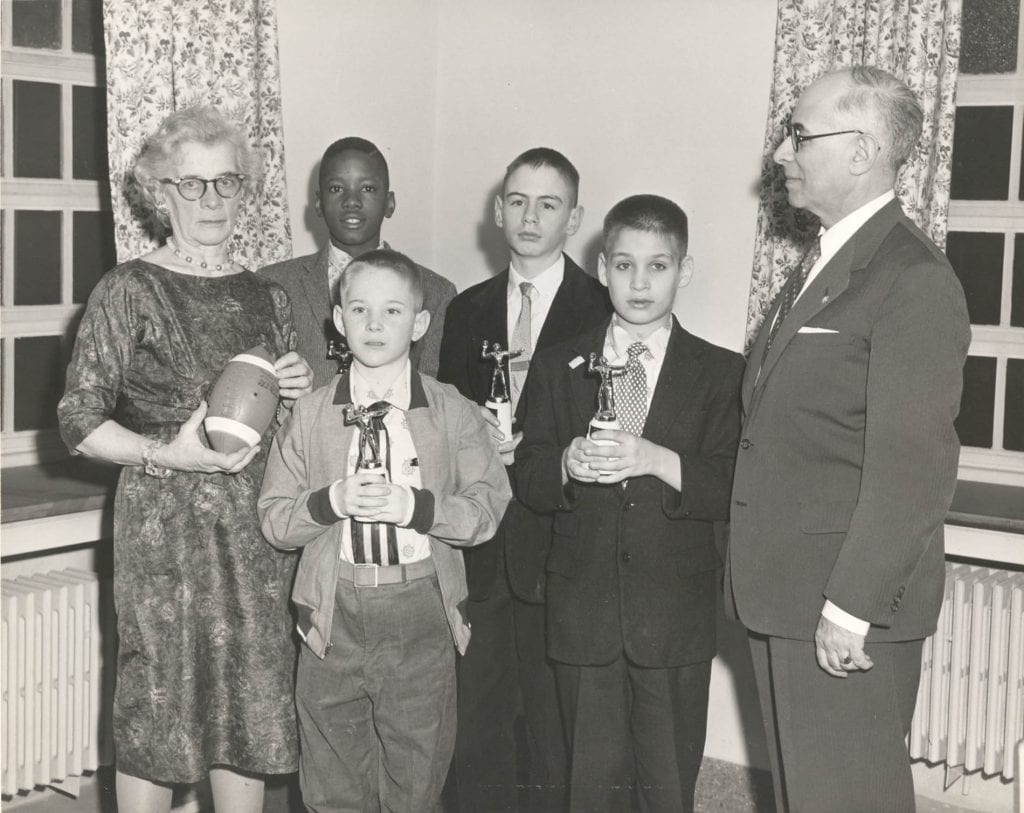 Лоретта Бендер с юными футболистами из клиники lauretta bender at creedmoor 1961 football