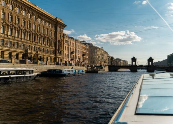 Водные экскурсии по Петербургу: что нужно знать о водных прогулках