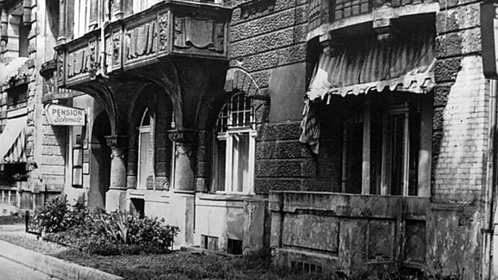 Кадр с вывеской Пансион Шмидт у входа в элитный бордель