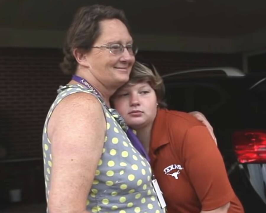 Лорен Кавано вместе с приёмной матерью Сабриной после всех испытаний