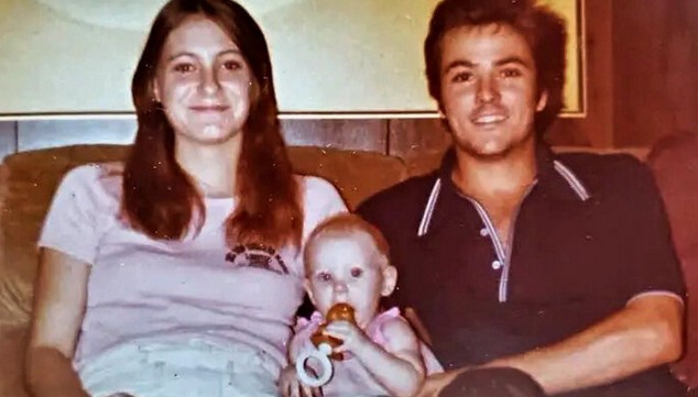 Тина, Дин и маленькая Холли на единственной сохранившейся семейной фотографии