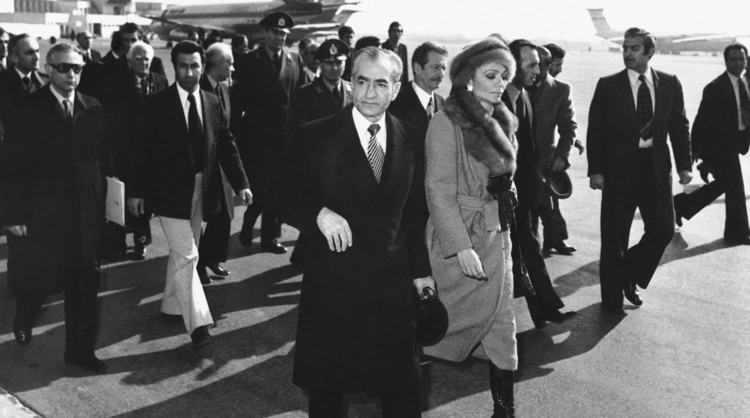 Шах Реза Пехлеви (Mohammad Reza Pahlavi) с супругой Фарах в аэропорту Тегерана перед отъездом, 16 января 1979 года