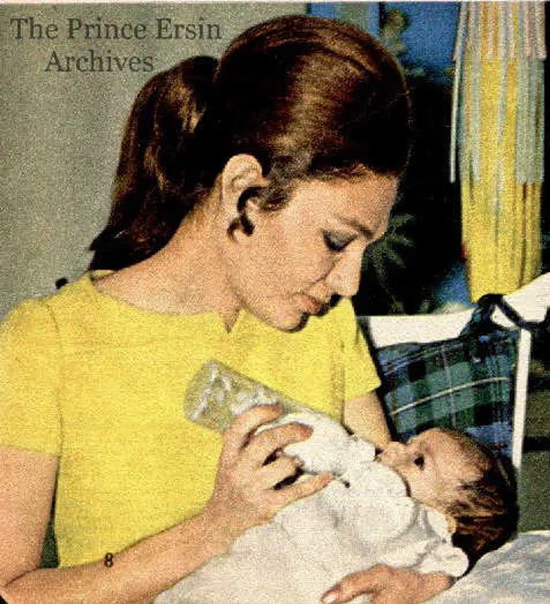 Снимок императрицы Фарах Пехлеви с младенцем-наследником на руках