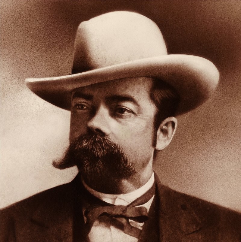 Портрет Джаспера Ньютона Джека Дэниела в котелке и сюртуке — основателя легендарного бренда виски