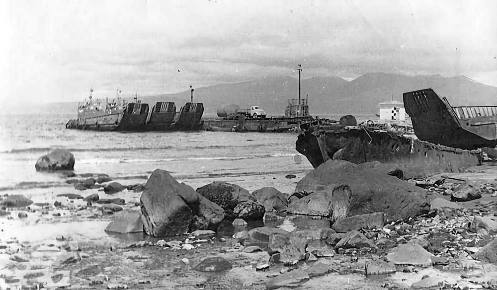 Фотография барж у пирса в заливе Касатка (Zaliv Kasatka) на острове Итуруп (Iturup Island) в 1960-е годы