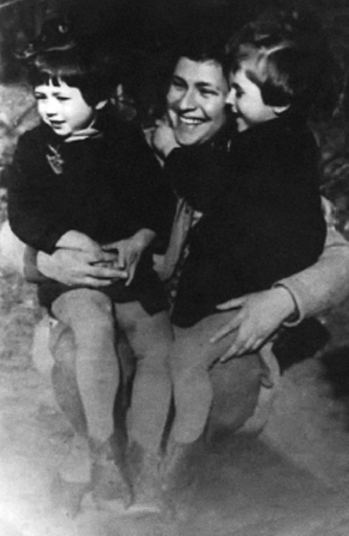 Галина и Наташа Шуреповы с матерью