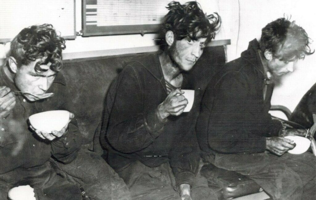 Солдаты экипажа баржи Т-36 едят и пьют после спасения