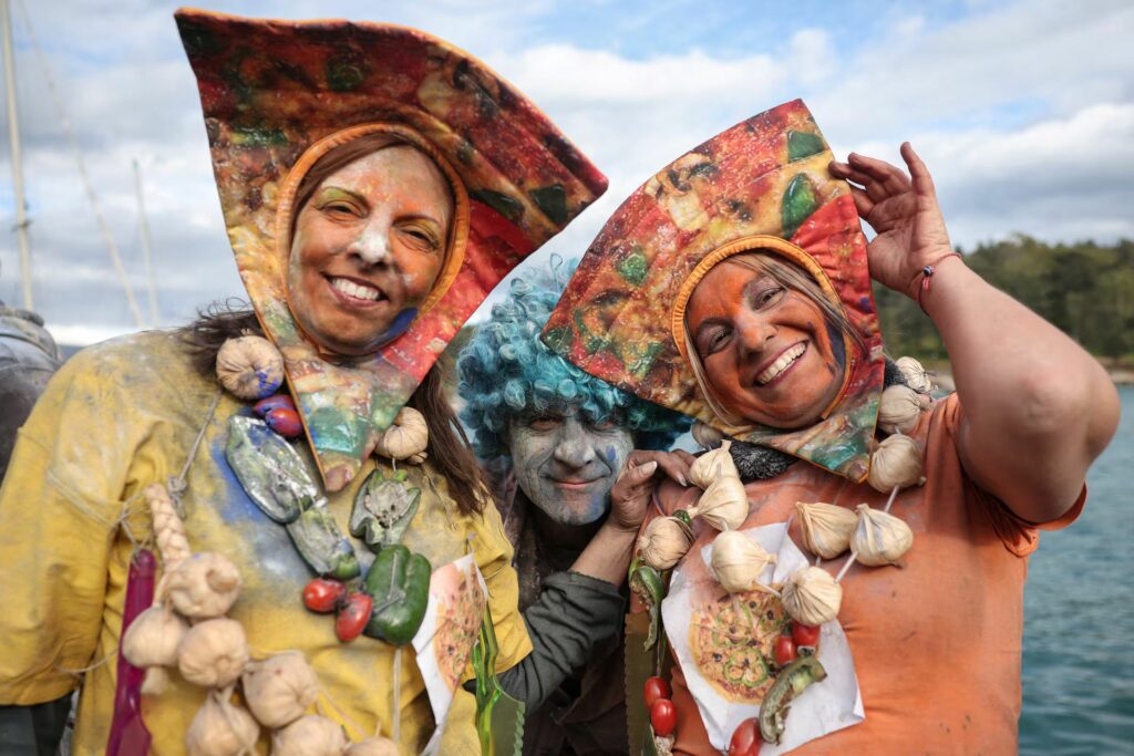 Люди на празднике муки в Галаксиди (People at the flour festival in Galaxidi)