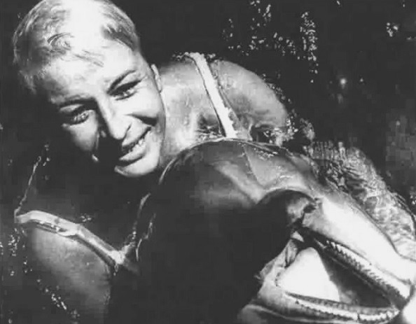 Галина Шурепова с дельфином