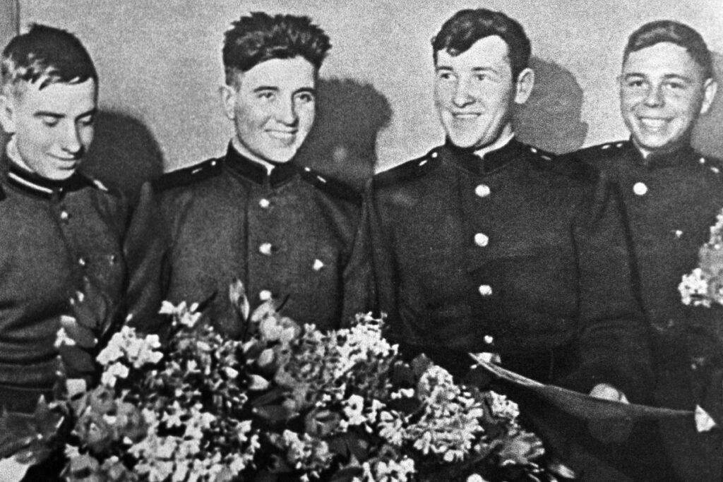 Фотография экипажа баржи Т-36 после спасения