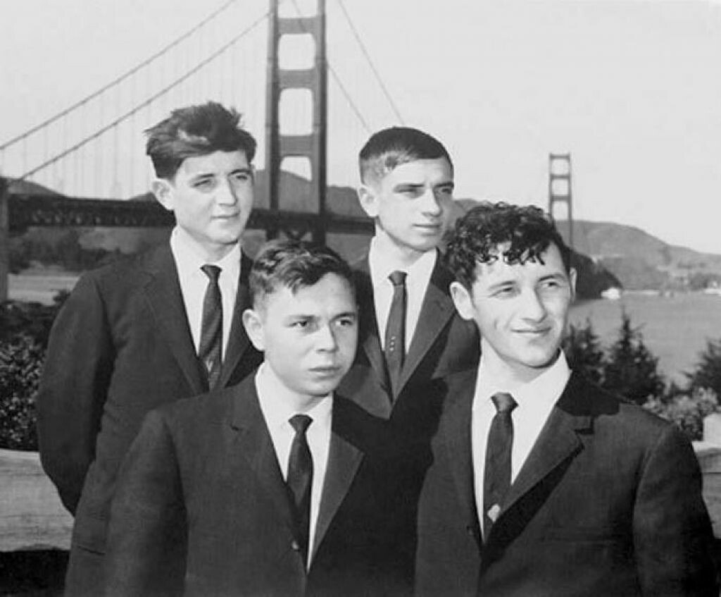 Групповое фото спасенных солдат Асхата Зиганшина (Askhat Ziganshin), Анатолия Крючковского (Anatoly Kryuchkovsky), Филиппа Поплавского (Filipp Poplavsky), Ивана Федотова (Ivan Fedotov) в Сан-Франциско (San Francisco)