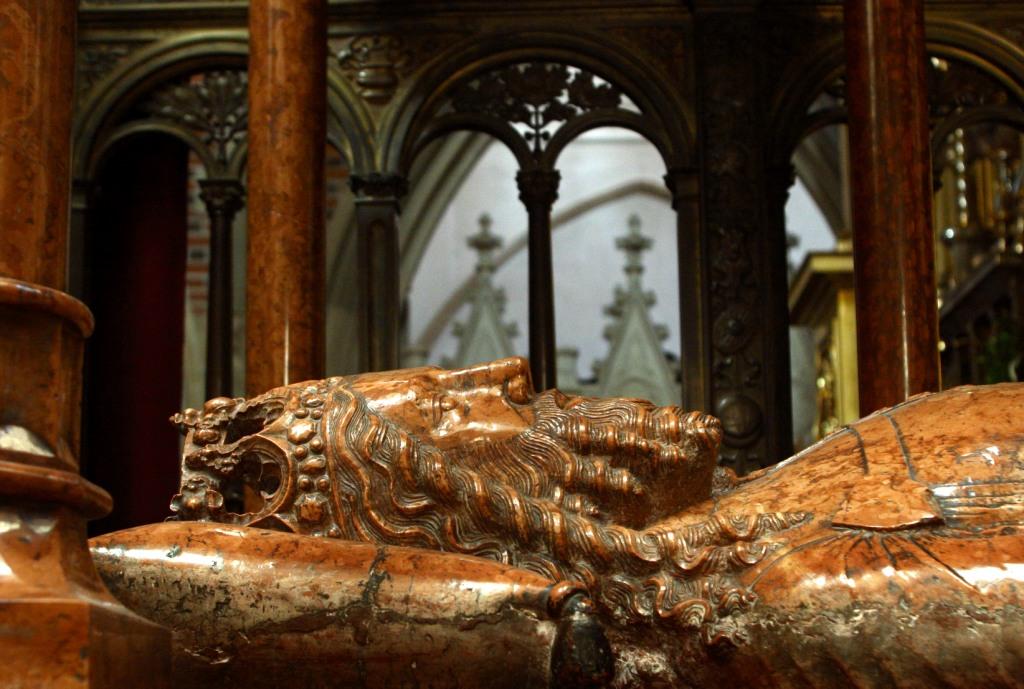 Гробница короля Казимира IV Ягеллона в часовне Святого Креста Вавельского собора в Кракове