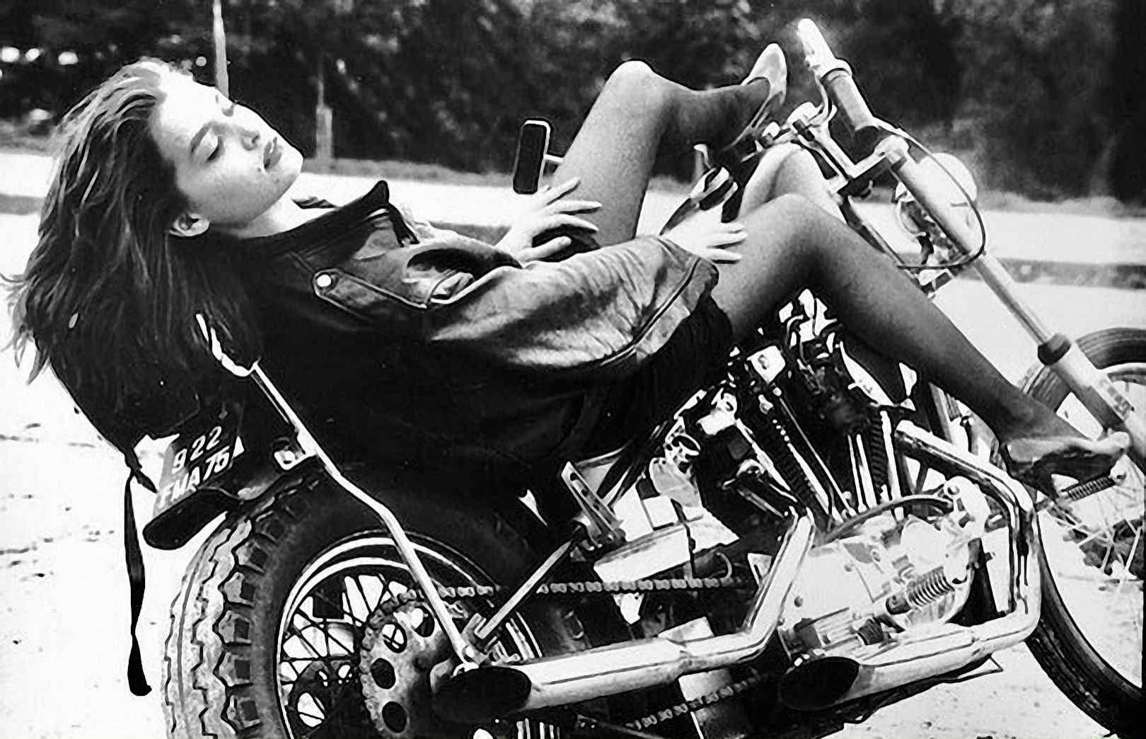 Фотография Летиции на мотоцикле Harley-Davidson Sportster в Париже, 1986 год