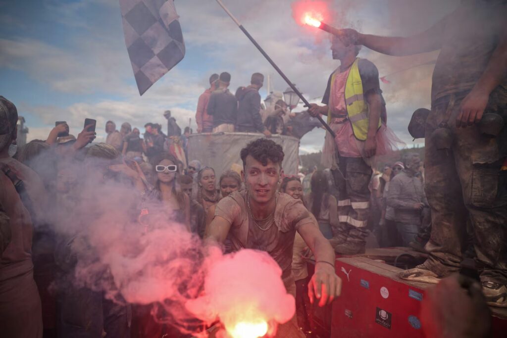 Жители Галаксиди сохраняют старинный обычай (Residents of Galaxidi keeping an ancient tradition)