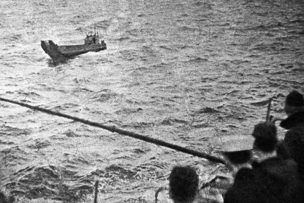 Аэрофотосъемка баржи Т-36, сделанная с борта американского авианосца Кирсардж (USS Kearsarge)