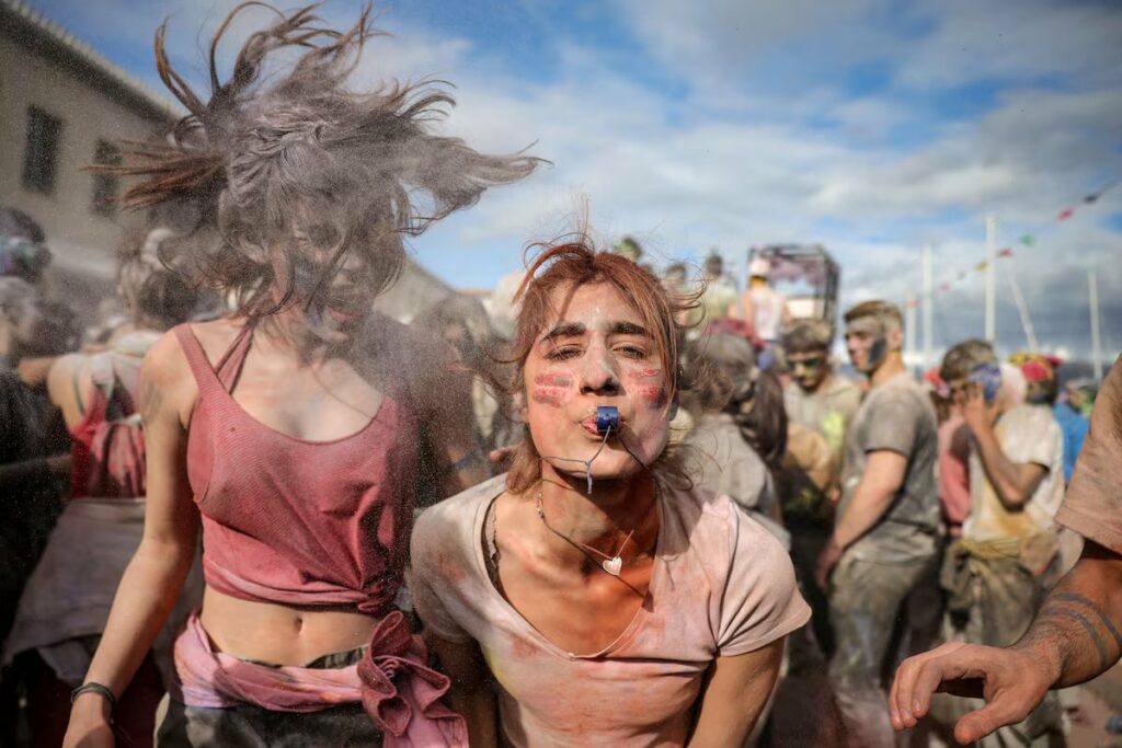 Люди на улицах Галаксиди: битва муки в разгаре (People on the streets of Galaxidi: flour battle in full swing)