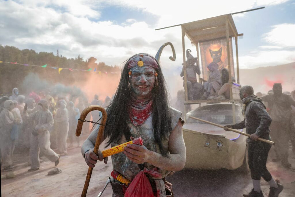 Люди на празднике в Галаксиди: история и современность (People at the Galaxidi festival: history meets modernity)