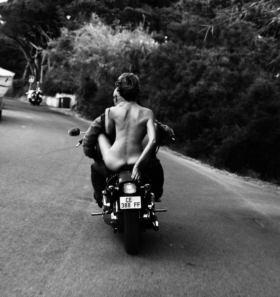 Обнаженная девушка позирует на мотоцикле в фотографии Ришара Ожара