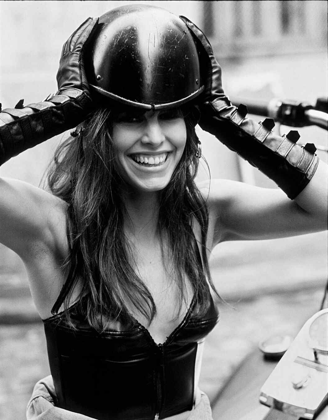 Улыбающаяся девушка на мотоцикле, фотография Ришара Ожара