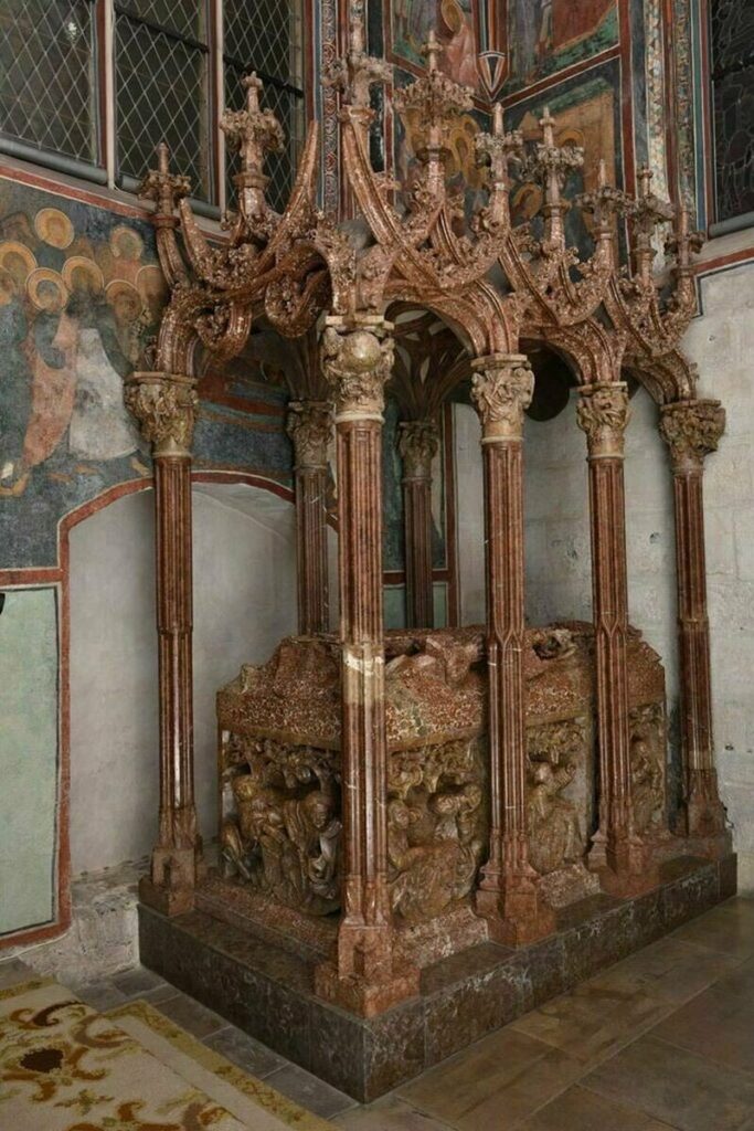 Саркофаг короля Казимира IV из красного мрамора в Вавельском соборе