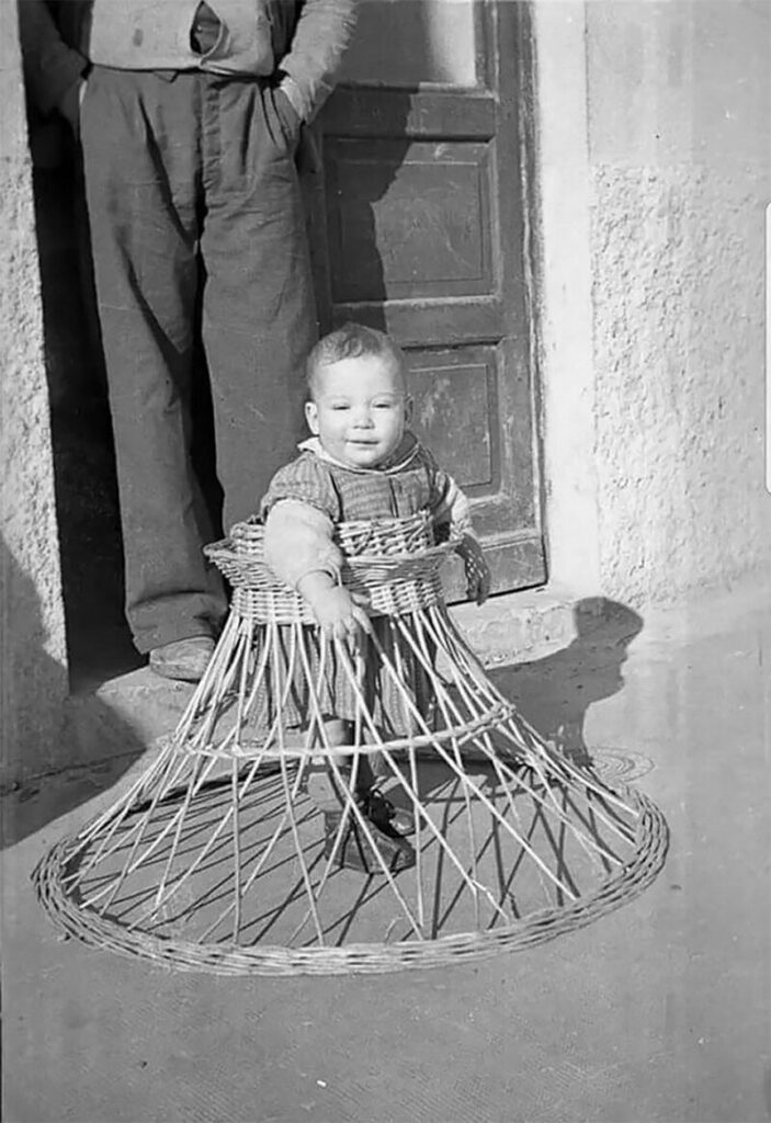 Ретрофото ребёнок с ходунками из лозы