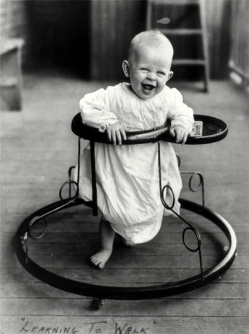 Ретрофото ребёнок с металлическими ходунками