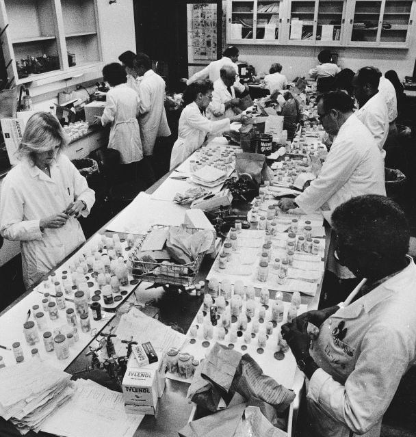 Сотрудники Департамента здравоохранения Чикаго проверяют упаковки тайленола на полках, 1982