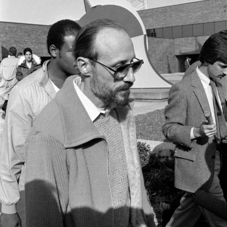 Роджер Арнольд &mdash; сотрудник супермаркета Jewel, подозреваемый по делу тайленола