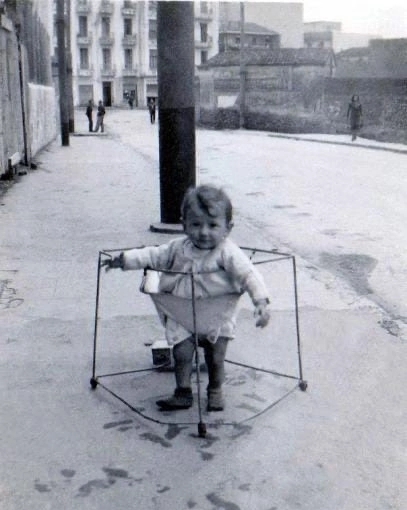 Ретрофото ребёнок с ходунками на улице